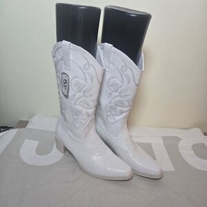 NWT Elegant White Embroidered Heeled Boots